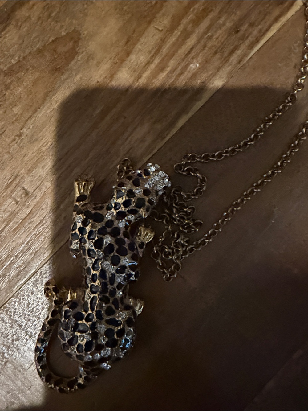 Leopard Pendant Necklace in Black and Gold awesome long chain - Picture 4 of 4